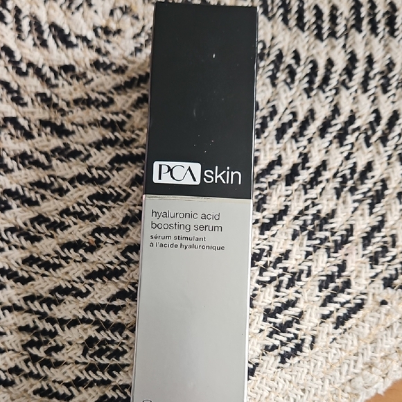 Hyaluronic Acid Boosting Serum - Black and Silver